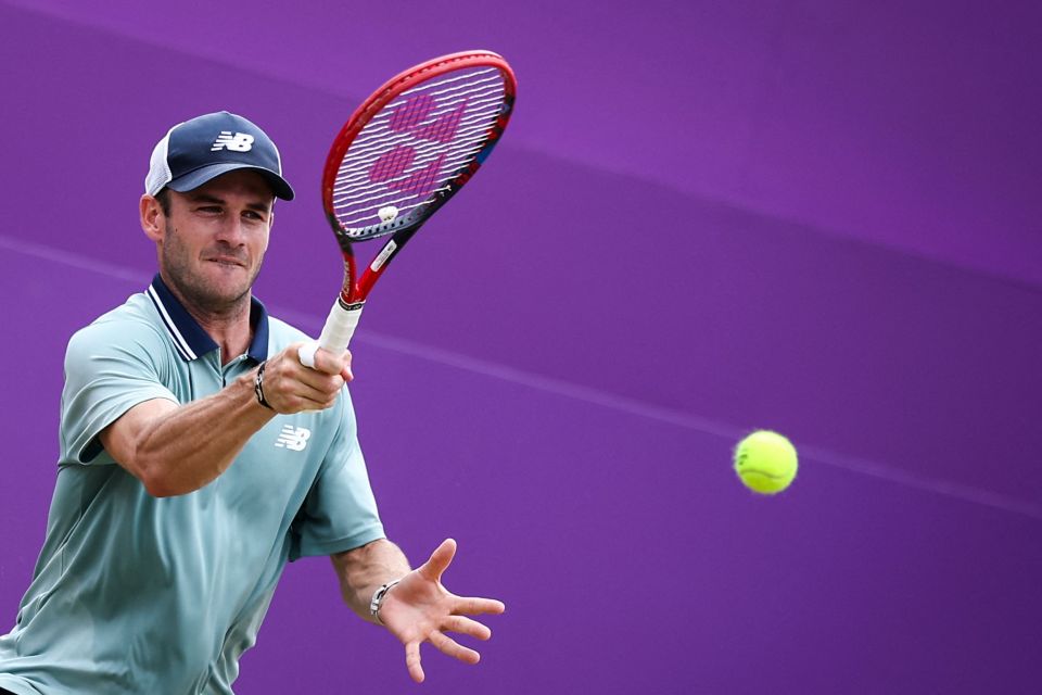 西蒙斯走上 西蒙斯走上